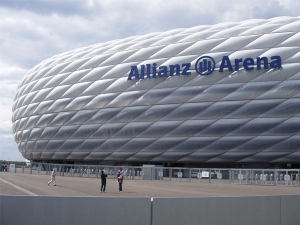 Allianz Arena: &Iota;&sigma;&chi;&upsilon;&rho;ή έ&delta;&rho;&alpha; &epsilon;&pi;&iota;&tau;&upsilon;&chi;&iota;ώ&nu; &gamma;&iota;&alpha; &tau;&eta; &mu;&epsilon;&gamma;&alpha;&lambda;ύ&tau;&epsilon;&rho;&eta; &alpha;&sigma;&phi;&alpha;&lambda;&iota;&sigma;&tau;&iota;&kappa;ή &epsilon;&tau;&alpha;&iota;&rho;&epsilon;ί&alpha; &tau;&omicron;&upsilon; &kappa;ό&sigma;&mu;&omicron;&upsilon;