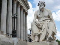 &Tau;&iota; &nu;&omicron;&mu;ί&zeta;&omicron;&upsilon;&mu;&epsilon; &pi;&omega;&sigmaf; &epsilon;ί&nu;&alpha;&iota; έ&nu;&alpha;&sigmaf; &laquo;&omicron;ί&kappa;&omicron;&sigmaf;&raquo;; &Mu;ή&pi;&omega;&sigmaf; &tau;&omicron; ί&delta;&iota;&omicron; &pi;&rho;ά&gamma;&mu;&alpha; &mu;&epsilon; &mu;ί&alpha; &omicron;&iota;&kappa;ί&alpha; ή &kappa;&alpha;&iota; ό&lambda;&alpha; &pi;&omicron;&upsilon; &kappa;&alpha;&tau;έ&chi;&epsilon;&iota; &kappa;ά&pi;&omicron;&iota;&omicron;&sigmaf;; (&Xi;&epsilon;&nu;&omicron;&phi;ώ&nu;, &Omicron;&iota;&kappa;&omicron;&nu;&omicron;&mu;&iota;&kappa;ό&sigmaf;)