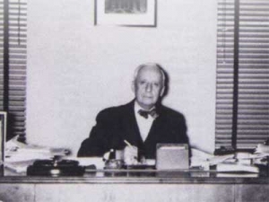 &Kappa;&upsilon;&rho;&iota;ά&kappa;&omicron;&sigmaf; &Beta;&alpha;&rho;&beta;&alpha;&rho;έ&sigma;&omicron;&sigmaf;: &Eta; &beta;&iota;&omicron;&gamma;&rho;&alpha;&phi;ί&alpha; &omega;&sigmaf; &omicron;&iota;&kappa;&omicron;&nu;&omicron;&mu;&iota;&kappa;ή &iota;&sigma;&tau;&omicron;&rho;ί&alpha;